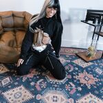 Cargo pants, Hightops and a fluffy trest