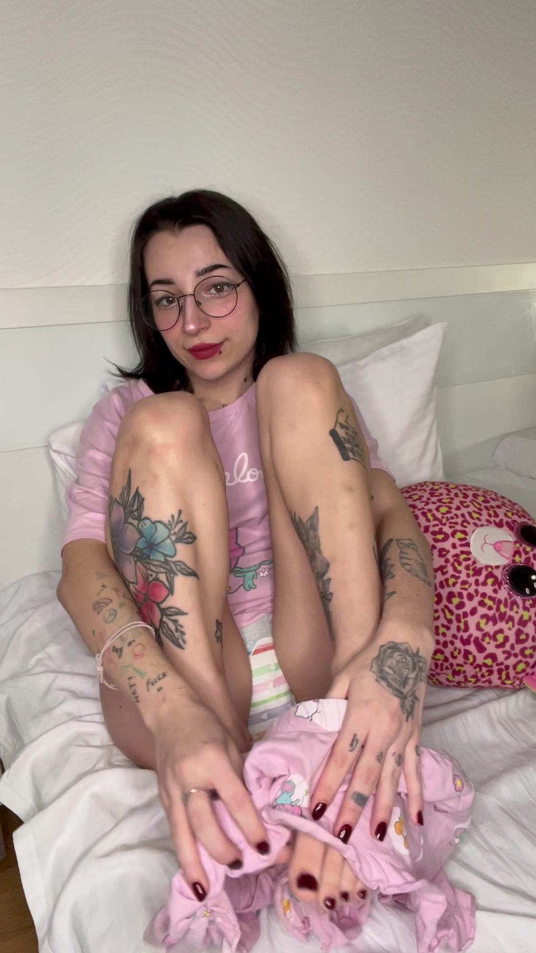 BABY GIRL DIAPER PEEING