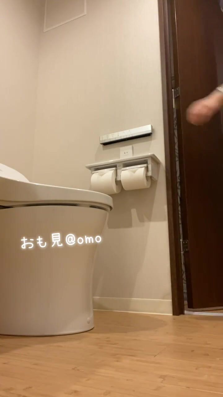 girl wets her pad