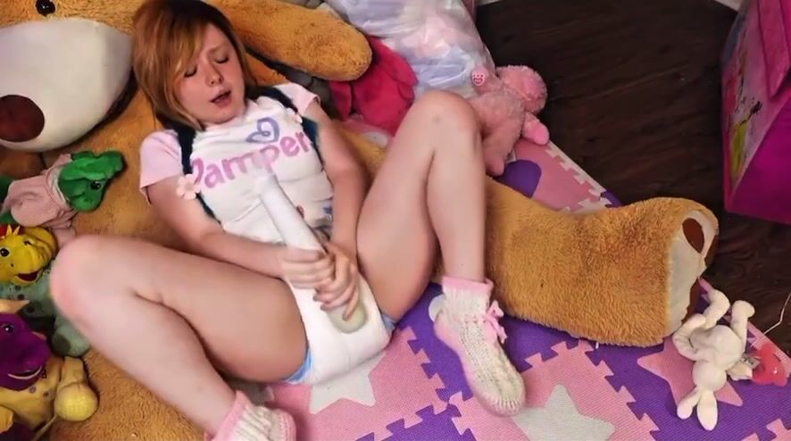 Diaper Girl masturbate