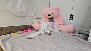 Nerdy Faery uses a pillow as a diaper