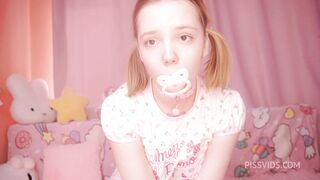 Little kiki - Open diaper piss