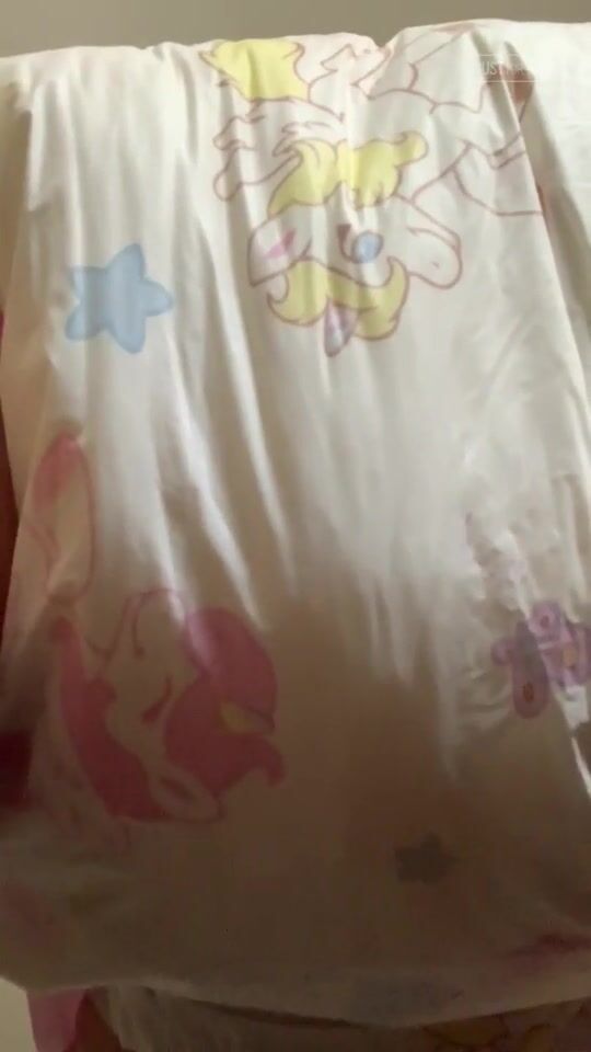 Cherry-Charlotte-Second pee in This Tykable Unicorn, you can hear the sound very well