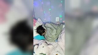 Lilbaberae sleeps in a wet diaper