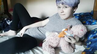 Abdlvixen wakes up in a wet diaper