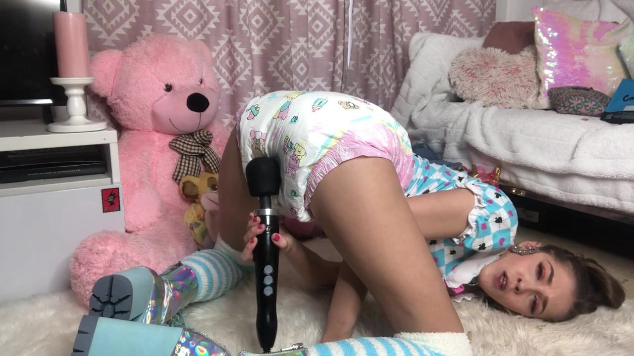 ryderrhiannon-playing-in-diapee-for-stepdaddy