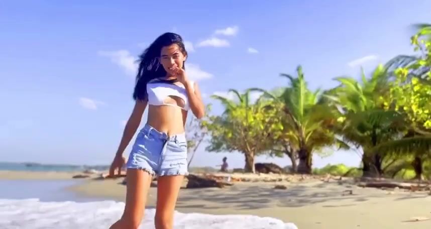 girl with a wet pamper in the beach