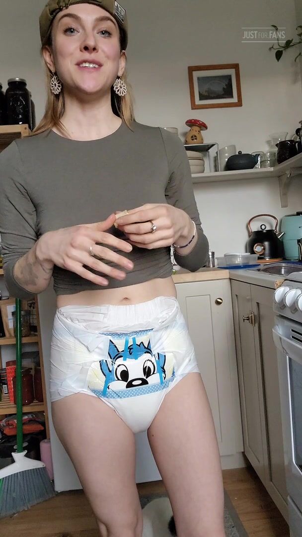 Diaper Vlog - Just another day in the life of a diaper girl