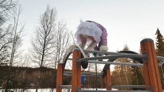 Lumi wets het diaper on inthe playground