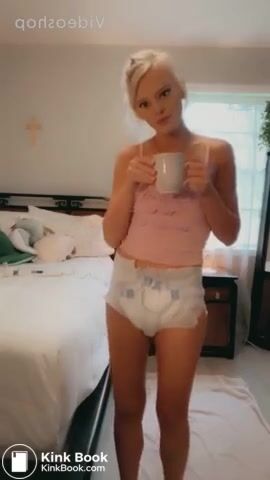 Beautyful Girl Mastruabtes in Messy Diaper