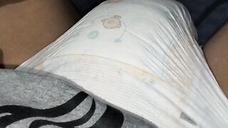 Jugando con mi pañal