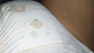 Jugando con mi pañal
