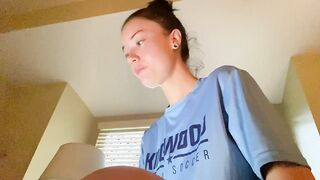 Peachypoppy - Holding My Piss ALL Day VLOG