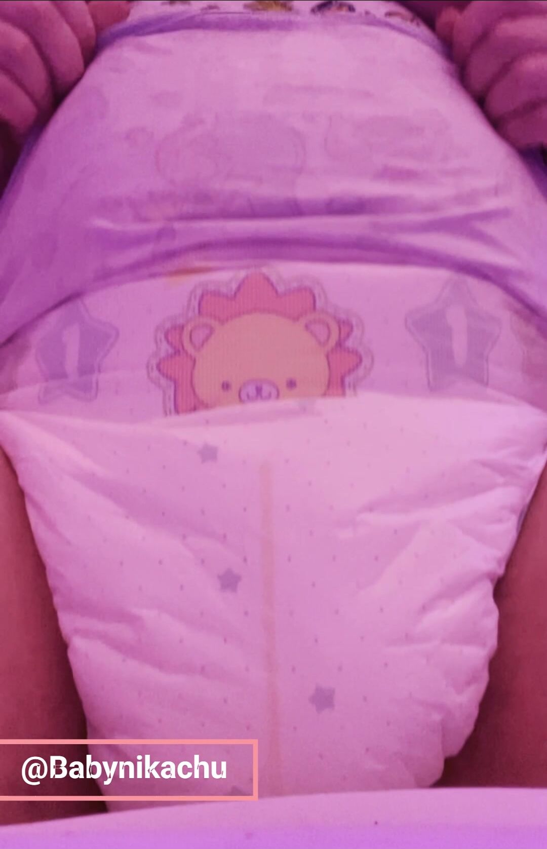 Little Nikachu shows off Little king Diapers